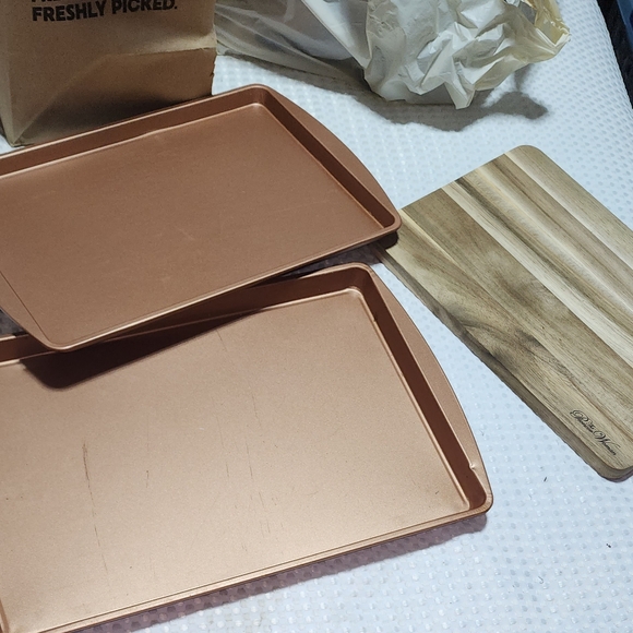PIONEER WOMEN EUC CUTTING BOARD AND W COOKIE SHEETS SET - Picture 3 of 4
